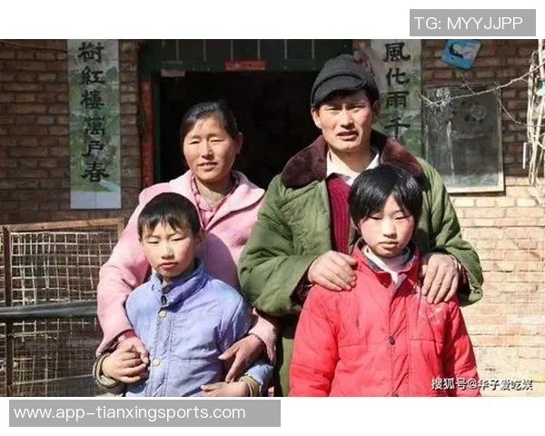 华子怒斥网红利用孩子炒作网红反击称其虚伪不配关心 华子怒斥网红利用孩子炒作网红反击称其虚伪不配关心