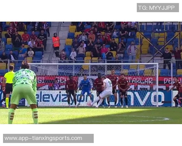 小哈吉任意球惊艳全场29年后重现父亲辉煌瞬间 小哈吉任意球惊艳全场29年后重现父亲辉煌瞬间