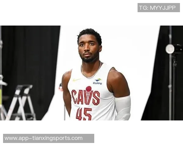 米切尔半场表现亮眼5中3贡献7分1板2助2断展现实力 米切尔半场表现亮眼5中3贡献7分1板2助2断展现实力