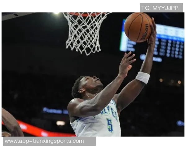 爱德华兹首节表现出色9投4中三分球命中率待提高 爱德华兹首节表现出色9投4中三分球命中率待提高