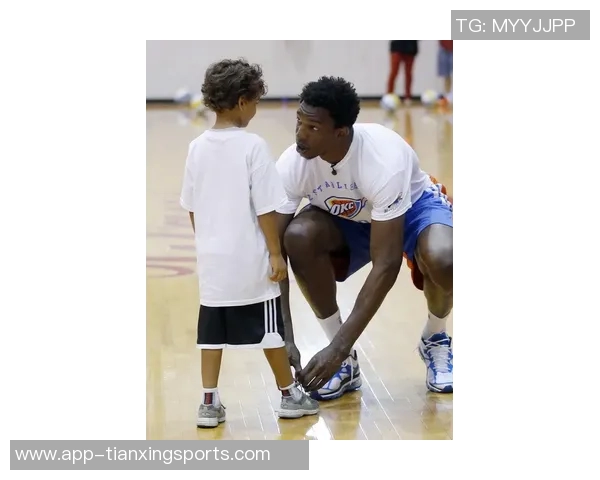 大球后退失足鞋子滑落意外摔倒引发全场哄笑的囧事 大球后退失足鞋子滑落意外摔倒引发全场哄笑的囧事