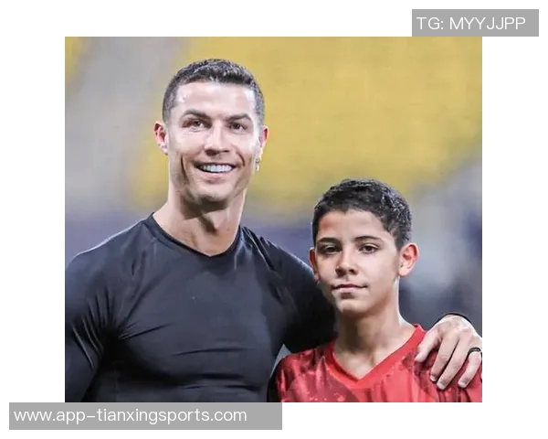 C罗前队友透露他追求千球成就与迷你罗同场竞技的梦想 C罗前队友透露他追求千球成就与迷你罗同场竞技的梦想