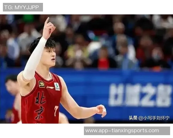 曾凡博突破遭遇压力险些失误及时回传队友化解危机 曾凡博突破遭遇压力险些失误及时回传队友化解危机