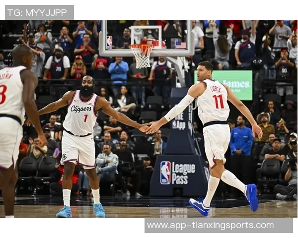 汤姆林全力以赴助球队争胜10中8砍下18分展现活力引擎风采 汤姆林全力以赴助球队争胜10中8砍下18分展现活力引擎风采